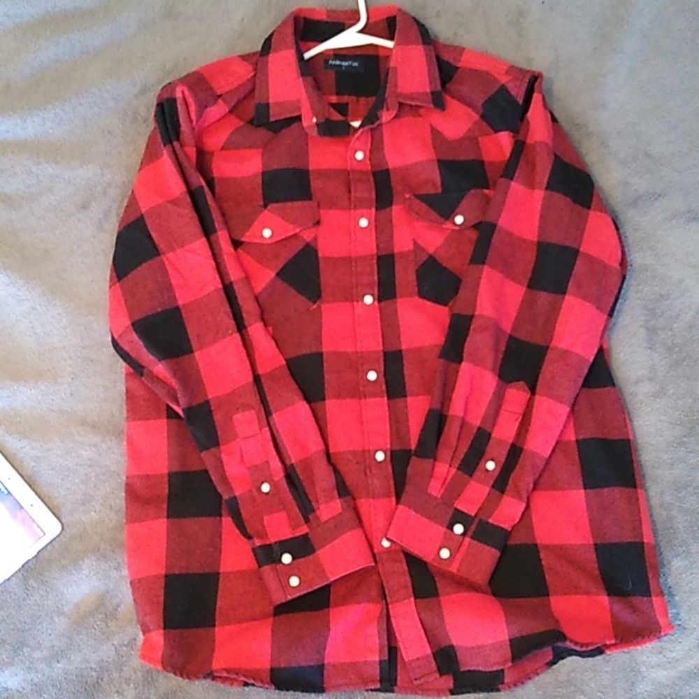 Red n black white pearl snap down shirt, large